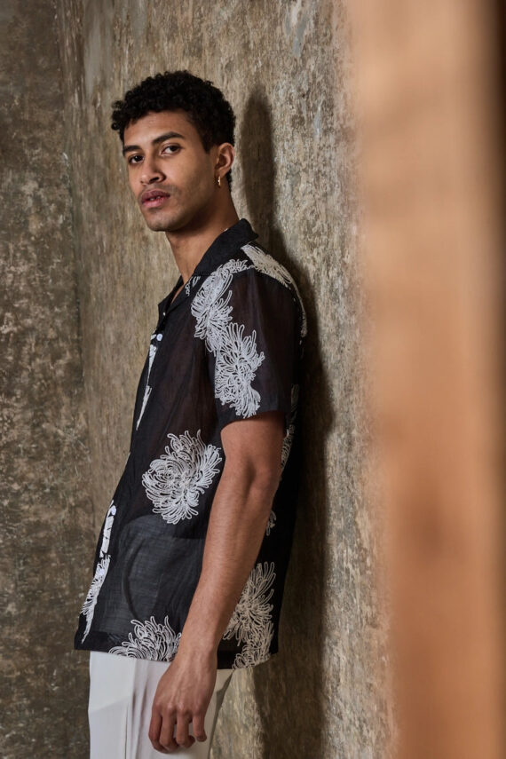 Shirt met korte mouwen en geborduurde bloemenpatronen