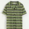 Chemise avec des rayures en zig zag